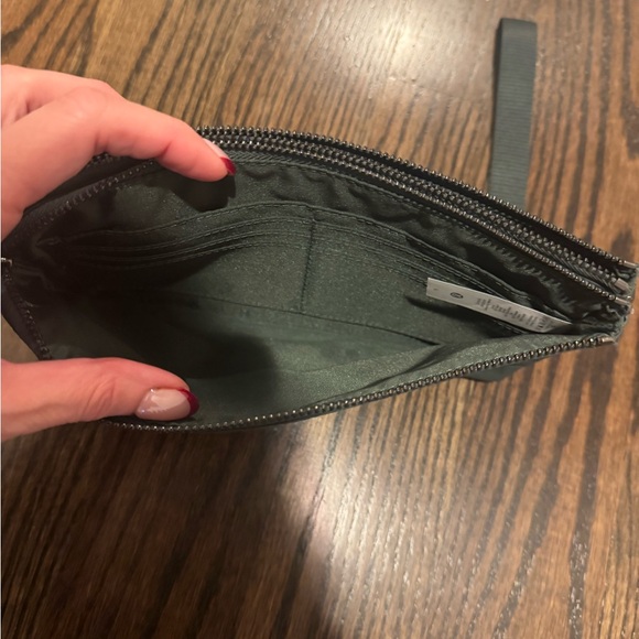 Lululemon curved wristlet light green - Picture 2 of 4